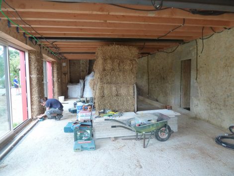 2015, St Aubin le Cloud (79), Laure et Pierre, Christelle, chantier rénovation corps d’enduit terre intérieur sur paille et sur pierres 5