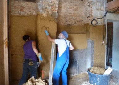 2015, St Aubin le Cloud (79), Laure et Pierre, Christelle, chantier rénovation corps d’enduit terre intérieur sur paille et sur pierres 8