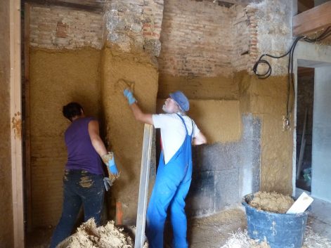 2015, St Aubin le Cloud (79), Laure et Pierre, Christelle, chantier rénovation corps d’enduit terre intérieur sur paille et sur pierres 8