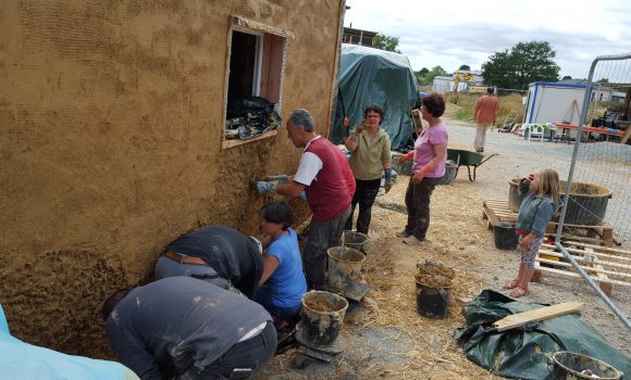 Enduit terre sur paille-La Roche sur yon-85-Voisins Terre Pelle-Chantier collectif