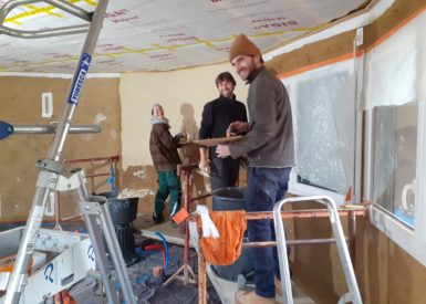 chantier participatif enduit de finition terre