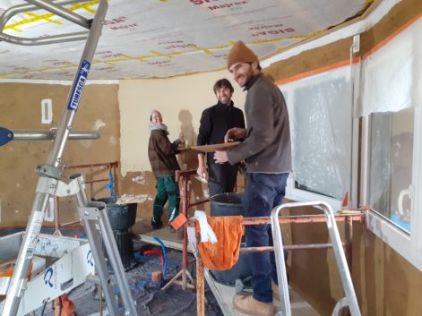 chantier participatif enduit de finition terre