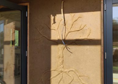 Un arbre en relief dans le mur de la serre !...