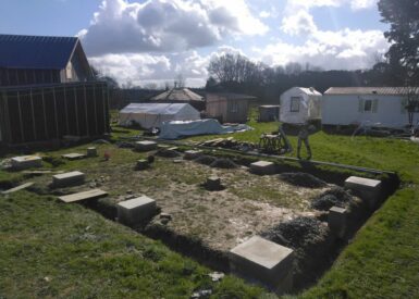 Fondations pilotis pour construction paille