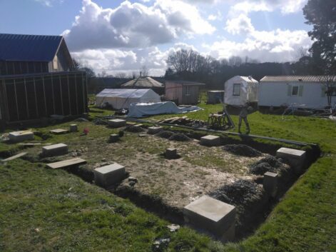 Fondations pilotis pour construction paille
